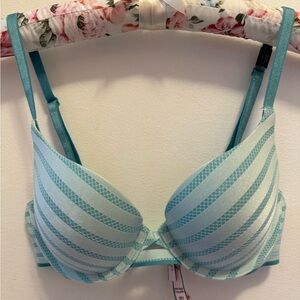Victoria's Secret Aqua/Light blue bra. Perfect fit. Adjustable straps. 32B NWT.